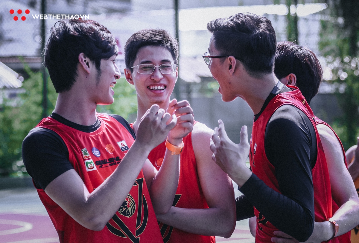 Khai mạc giải Bóng rổ 4x4 Vstar League 2019: Cháy hết mình cùng quả bóng cam bất chấp cái nắng chói chang Khai mạc giải Bóng rổ 4x4 Vstar League 2019: Cháy hết mình cùng quả bóng cam bất chấp cái nắng chói chang